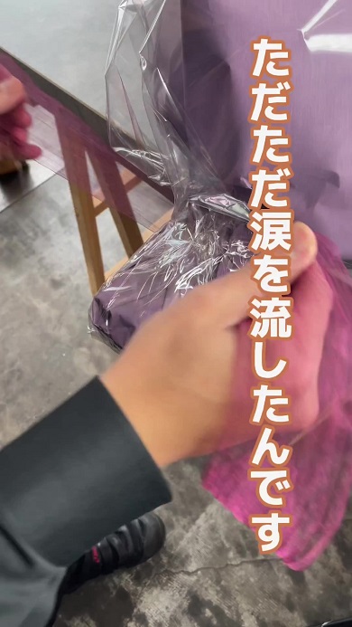 花束を作りながら花で生計を立てていくと決意した日の思い出を振り返る動画