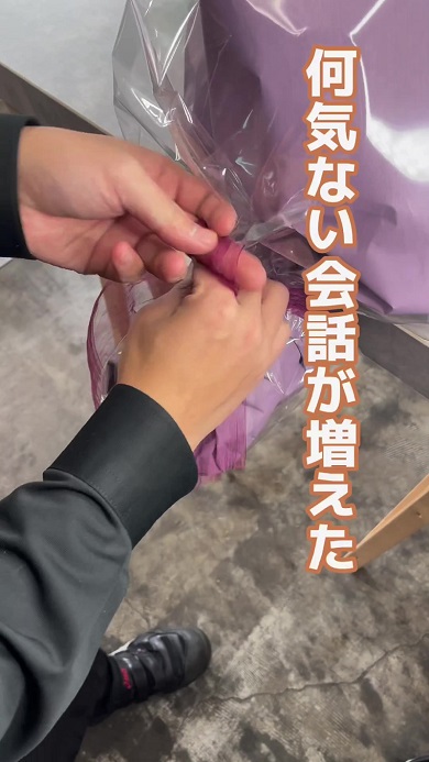 花束を作りながら花で生計を立てていくと決意した日の思い出を振り返る動画