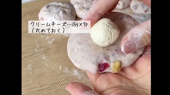 パン屋にあったら絶対に買ってしまう大好物のパン を再現するため、生地でクリームチーズを包む