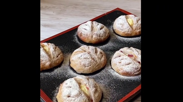 パン屋にあったら絶対に買ってしまう大好物を再現した、焼きたての木の葉パン