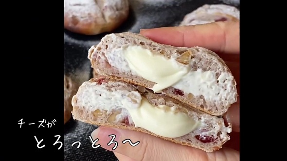 パン屋にあったら絶対に買ってしまう大好物を再現したパンの中に詰まっているとろとろのクリームチーズ