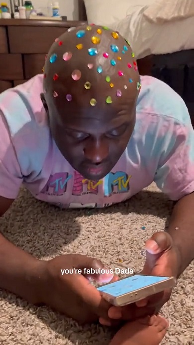 娘にシールで頭をデコレーションされるパパ