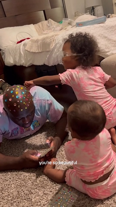 娘にシールで頭をデコレーションされるパパ