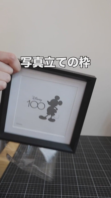 白壁のスイッチを隠すアートパネルのアイデアの解説