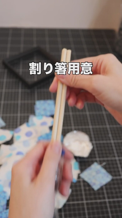 白壁のスイッチを隠すアートパネルのアイデアの解説