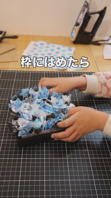 白壁のスイッチを隠すアートパネルのアイデアの解説