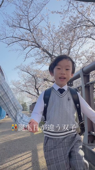 誕生日の違う双子が小学校へ入学した様子