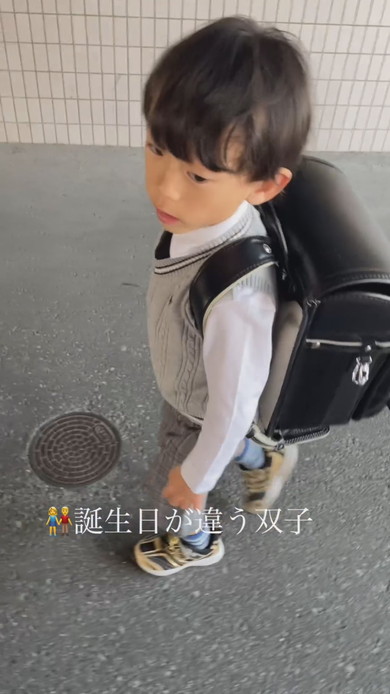 誕生日の違う双子が小学校へ入学した様子