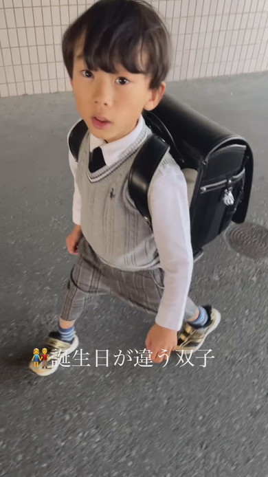 誕生日の違う双子が小学校へ入学した様子