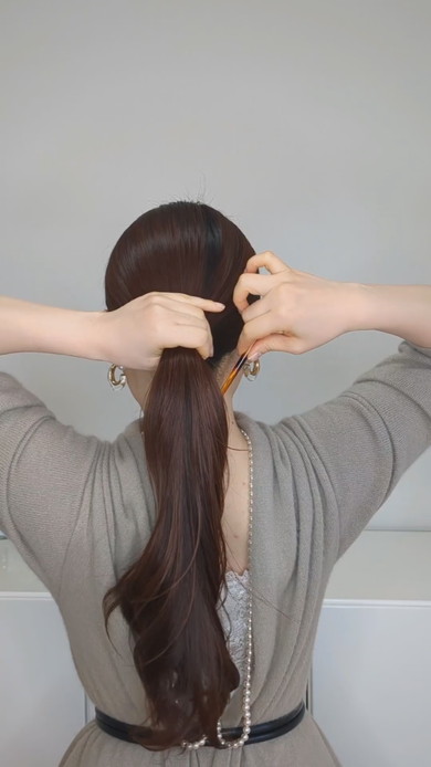 かんざしでヘアアレンジをしている様子