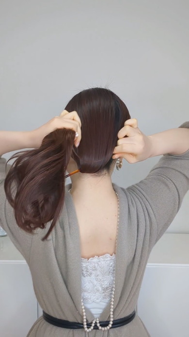 かんざしでヘアアレンジをしている様子