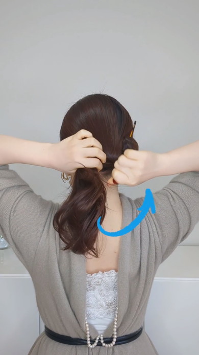 かんざしでヘアアレンジをしている様子