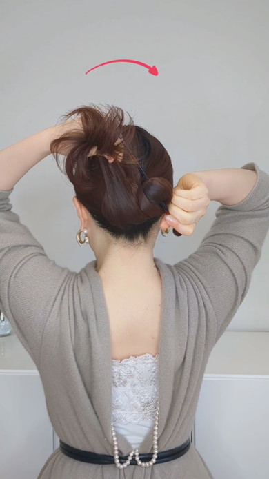 かんざしでヘアアレンジをしている様子