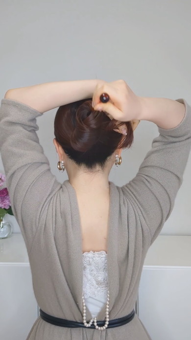 かんざしでヘアアレンジをしている様子
