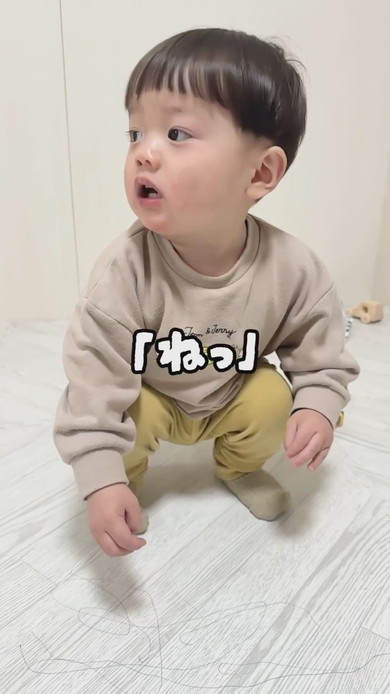 落書きしてしまった1歳の男の子に注意するママ