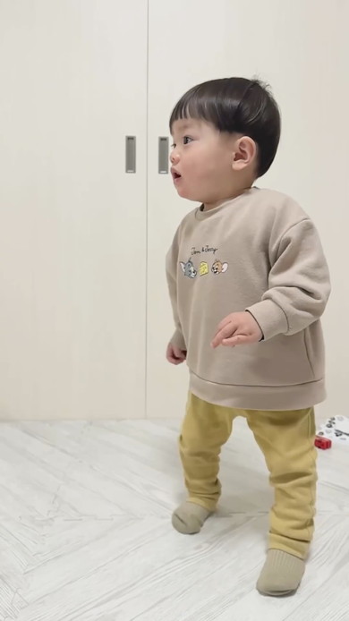 落書きしてしまった1歳の男の子に注意するママ