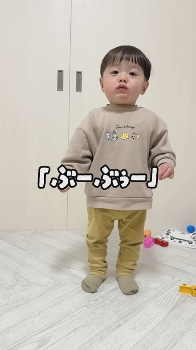 落書きしてしまった1歳の男の子に注意するママ