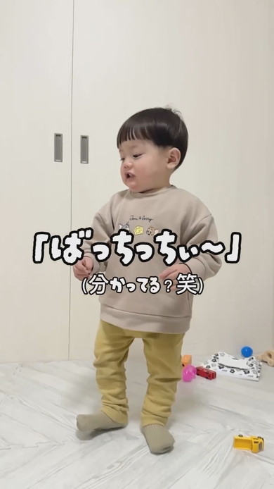 落書きしてしまった1歳の男の子に注意するママ