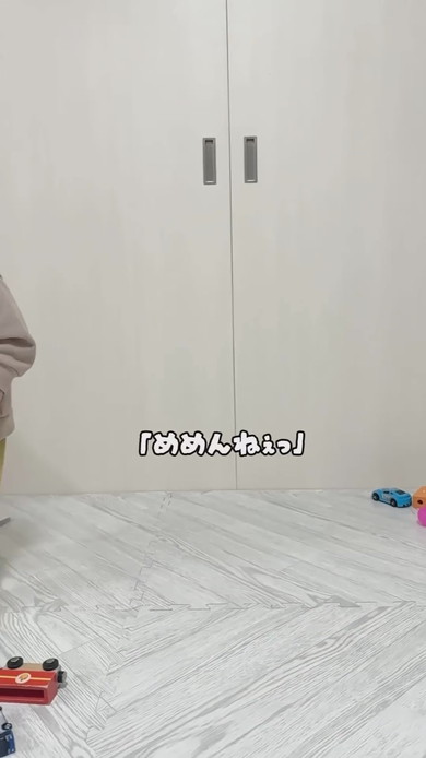 落書きしてしまった1歳の男の子に注意するママ