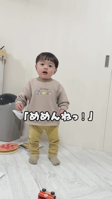 落書きしてしまった1歳の男の子に注意するママ