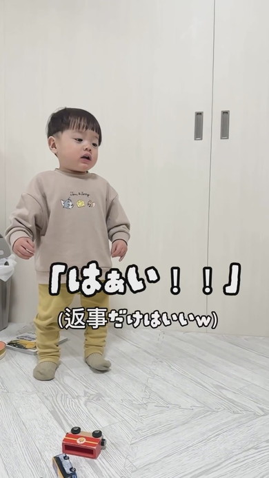 落書きしてしまった1歳の男の子に注意するママ