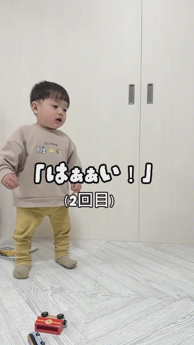 落書きしてしまった1歳の男の子に注意するママ