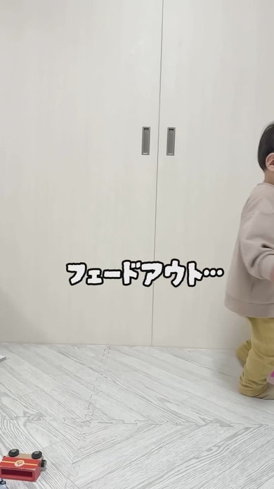 落書きしてしまった1歳の男の子に注意するママ