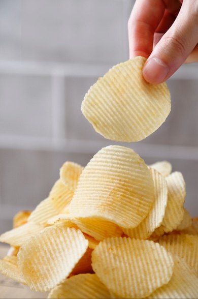 ポテトチップス ザ厚切り のためのうすしお味/コンソメ味