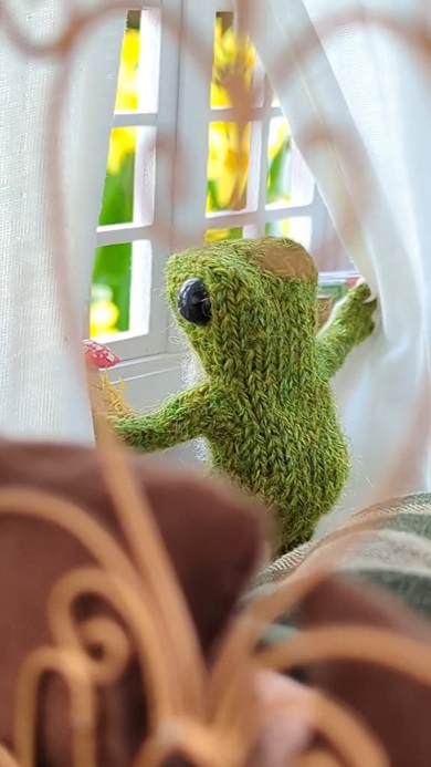 編み物で作られたカエルが起床して春の日の光を浴びるアニメーション