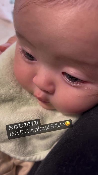 寝入る直前に独り言を発し続ける赤ちゃん