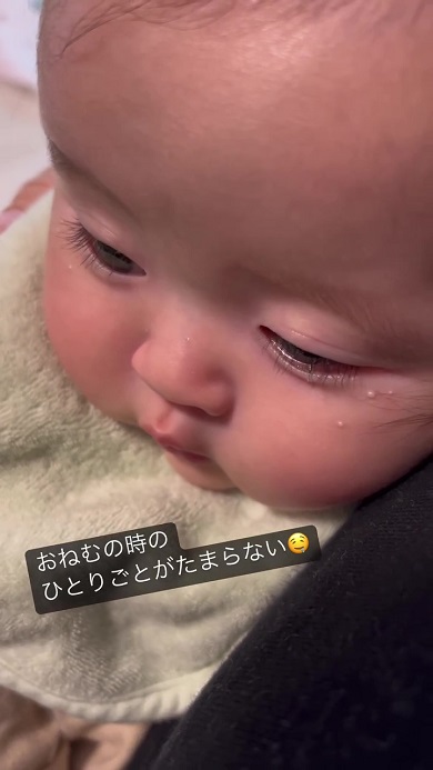 寝入る直前に独り言を発し続ける赤ちゃん