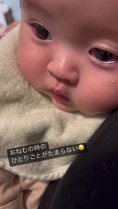 寝入る直前に独り言を発し続ける赤ちゃん