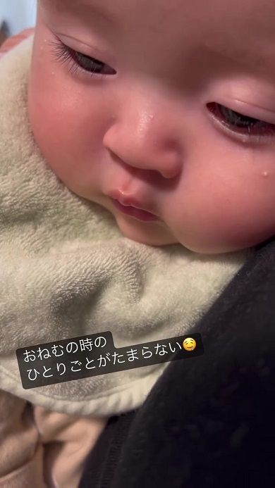 寝入る直前に独り言を発し続ける赤ちゃん