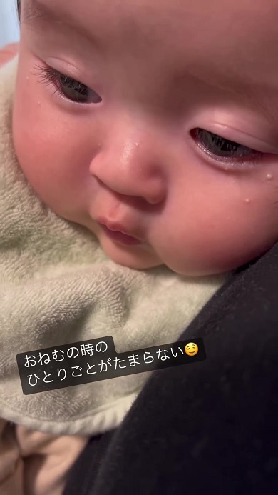 寝入る直前に独り言を発し続ける赤ちゃん