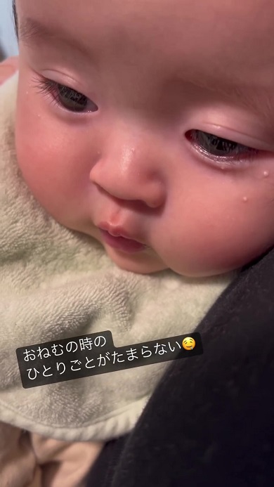 寝入る直前に独り言を発し続ける赤ちゃん