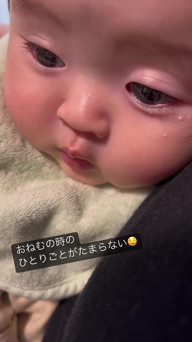 寝入る直前に独り言を発し続ける赤ちゃん