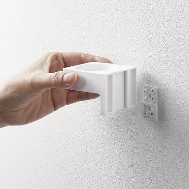 山崎実業が発売した「ウォール推し活ペンライトホルダー タワー 石こうボード壁対応」