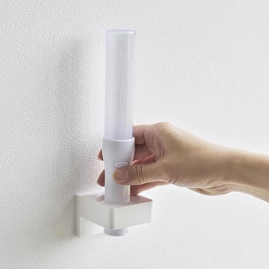 山崎実業が発売した「ウォール推し活ペンライトホルダー タワー 石こうボード壁対応」