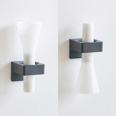 山崎実業が発売した「ウォール推し活ペンライトホルダー タワー 石こうボード壁対応」