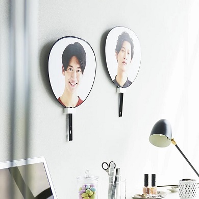 山崎実業が発売した「ウォール推し活うちわホルダー タワー 石こうボード壁対応」