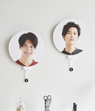 山崎実業が発売した「ウォール推し活うちわホルダー タワー 石こうボード壁対応」