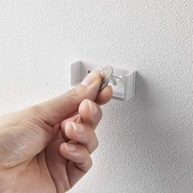 山崎実業が発売した「ウォール推し活うちわホルダー タワー 石こうボード壁対応」