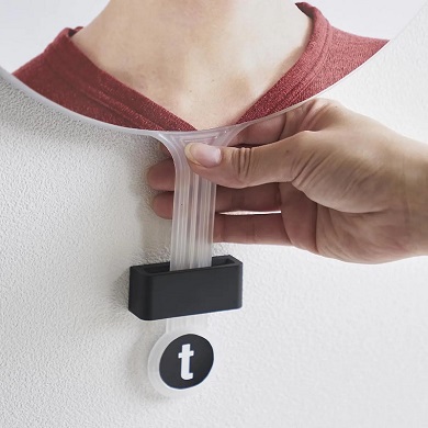 山崎実業が発売した「ウォール推し活うちわホルダー タワー 石こうボード壁対応」