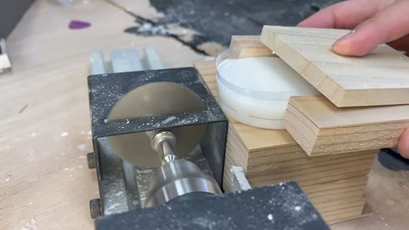 水溶き片栗粉をノコギリできる実験・切るところ