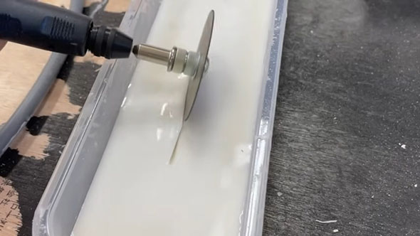 水溶き片栗粉をノコギリできる実験・ノコギリを入れたところ