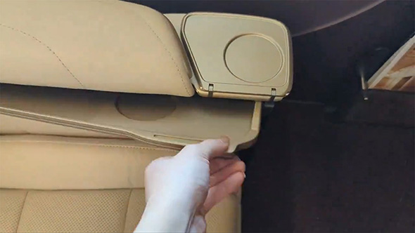 ひじ掛けの下に……！