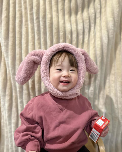 ウサギの被るものをした1歳娘