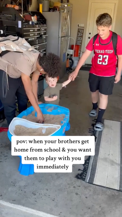 ミニカーを兄に渡す弟