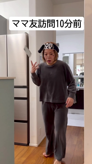 スマートフォンを放り投げる女性