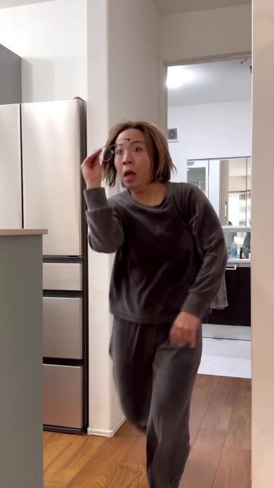 眼鏡を放り投げる女性